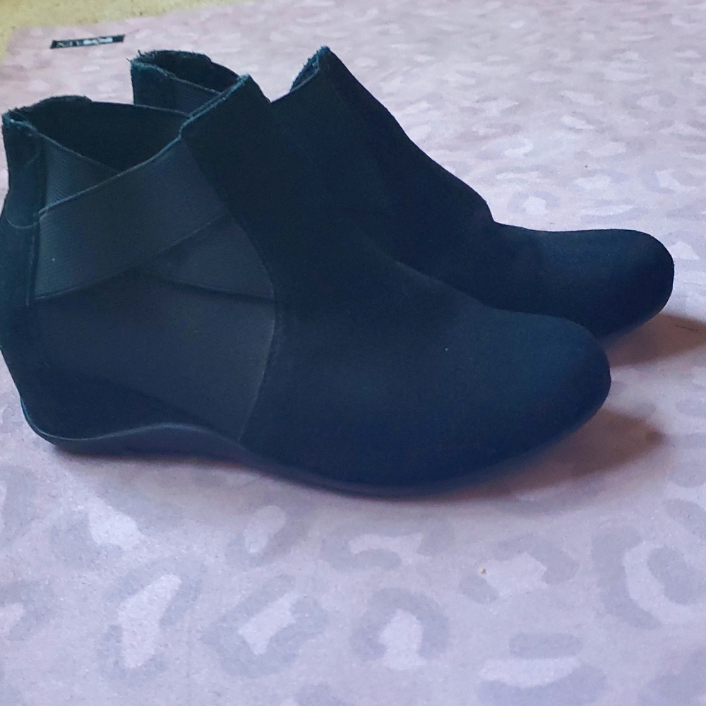 Wedge suede like ankle booties size 6